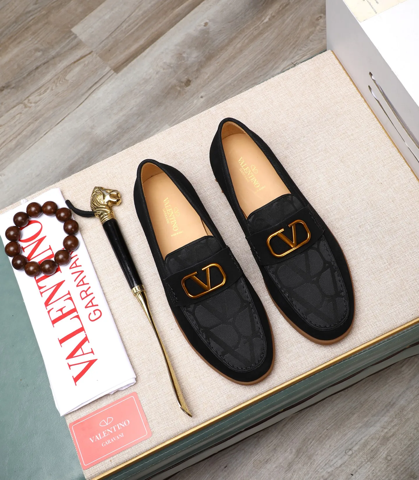 Men's shoes 💰520 [Valentino-Valentino] High-quality boutique men's shoes. The same style as the celebrities, original and authentic.✅ Made of imported cowhide + original apricot cowhide lining. The French luxury model is priced at 14,080 Swiss francs. It is also a Paris Fashion Week catwalk model. A brand can be deeply rooted in your heart, and a pair of shoes can make you linger. What you wear is not only noble, but also an aura. 👻Standard 38-45